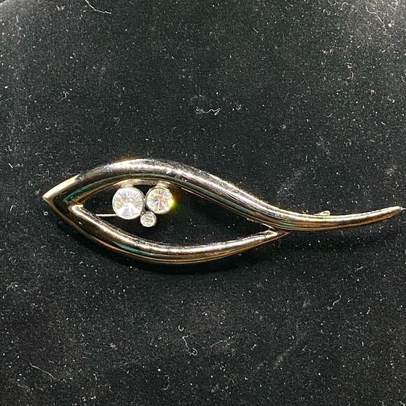 Black metal eye shaped brooch with 3 rhinestones intact - Picture 9 of 10